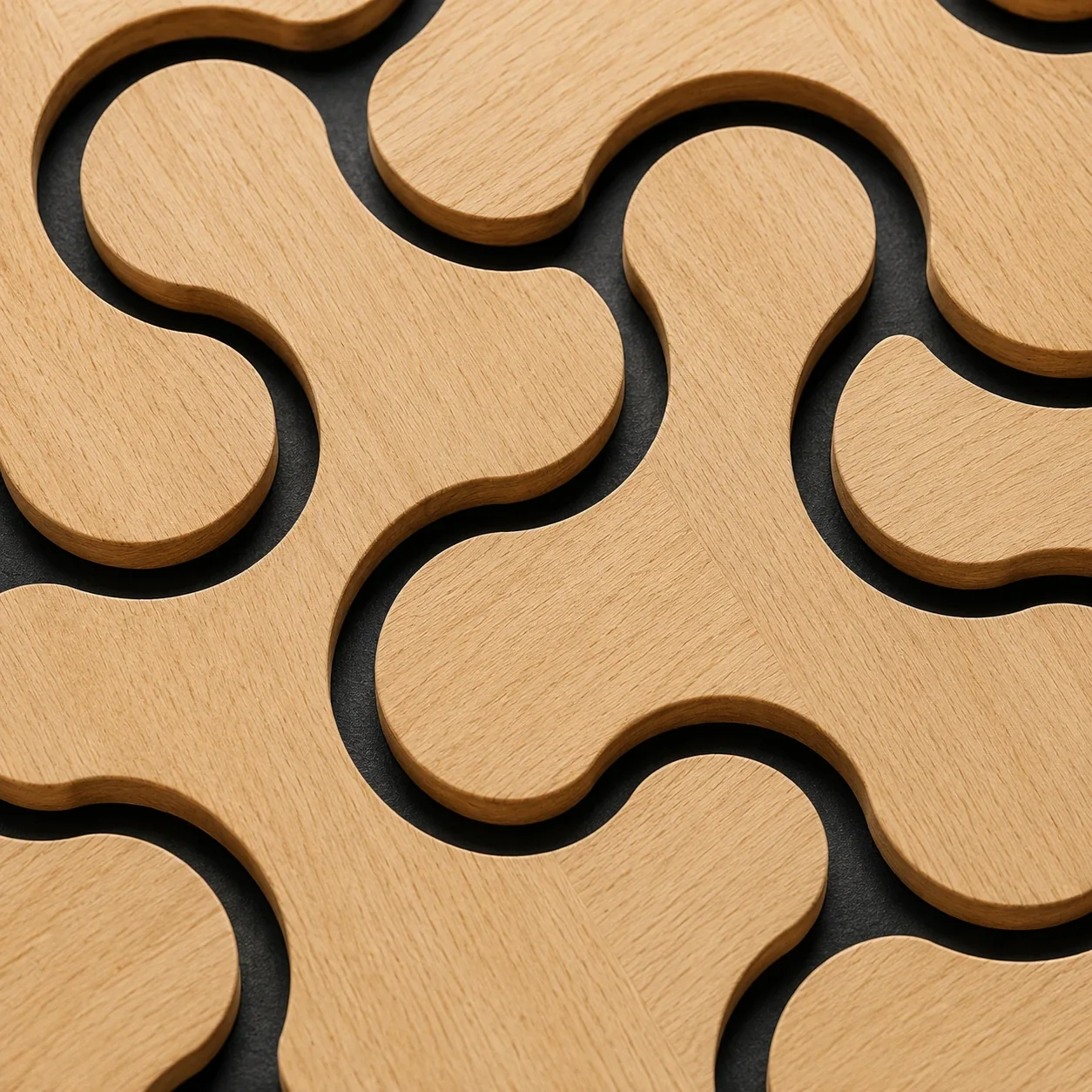 Gros plan sur le motif organique en bois clair